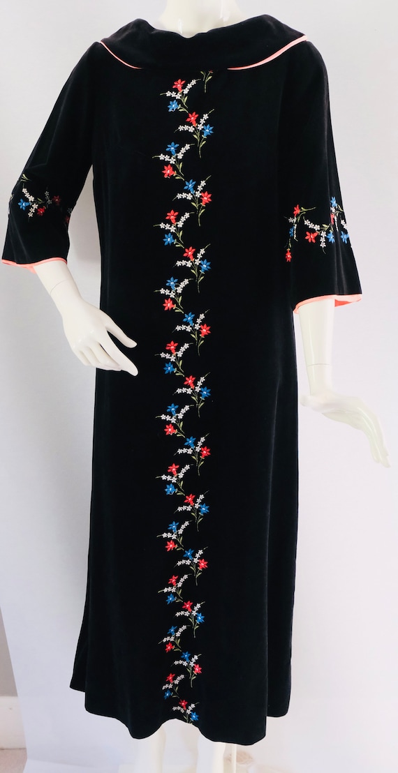 Vintage 1960s black velvet evening dress with emb… - image 5