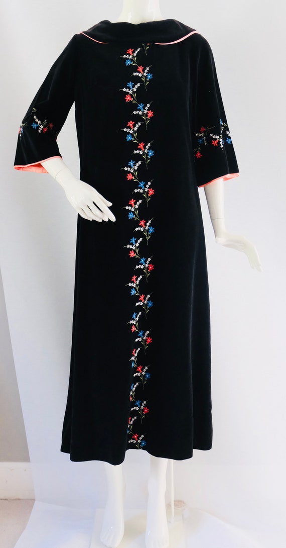 Vintage 1960s black velvet evening dress with emb… - image 7