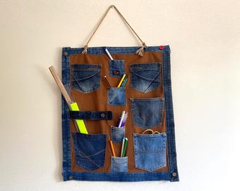 Upcycled denim wandopberger: handgemaakte hangende jeanszakken