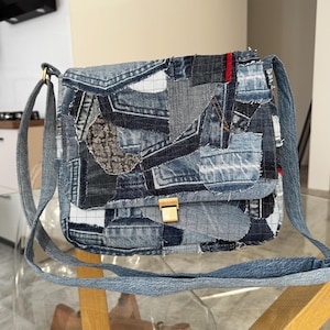 Unik axelväska i patchwork-denim med återvunna jeans