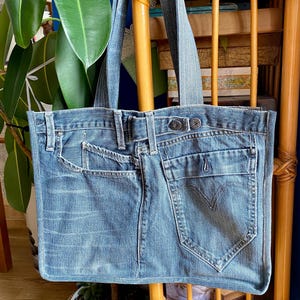 Handgemaakte upcycled denim draagtas, milieuvriendelijke gerecyclede jeansportemonnee, duurzame blauwe jeansschoudertas, grote stevige handtas met voering