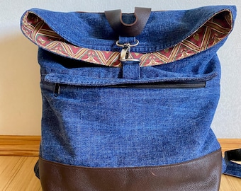 Handmade Denim-Rolltop-Rucksack: Upcycled Leather Accents, Linen-Lining