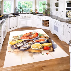 Könnte beinhalten: Ein Küchenteppich im Aquarellstil mit einem Meeresfrüchte-Stillleben. Der Teppich zeigt einen Teller mit gekochten Garnelen, Muscheln, Zitronen und Tomaten. Der Teppich liegt auf einem Holzboden in einer hellen, weißen Küche.
