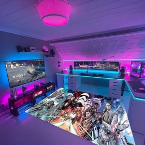 Pode incluir: Um quarto de jogos com um tapete de rato com tema Star Wars, um ecrã grande a exibir "Ghost" e vários monitores de computador. A sala é iluminada com luzes de néon em tons de rosa e azul, criando uma atmosfera futurista. O texto "GAME OVER" é visível.