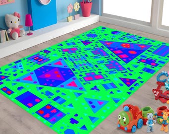 Pode incluir: Um tapete retangular com um padrão geométrico vibrante em tons de verde, azul e rosa. O tapete apresenta um design repetitivo de triângulos e quadrados. Brinquedos infantis estão espalhados ao redor do tapete.