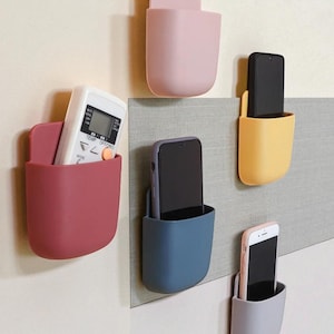 An der Wand befestigter Telefon- und Fernbedienungshalter - Ladestecker Organizer für Badezimmer, Schlafzimmer, Büro