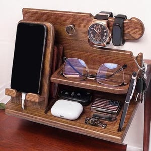 Estación de acoplamiento de madera personalizada: llavero, soporte para billetera y organizador de relojes: accesorios de escritorio para hombres, regalo de cumpleaños para esposos