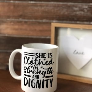 Taza &quot;Ella está vestida de fuerza y dignidad&quot; – Proverbios 31:25 – Taza cristiana para mujer, regalo inspirador de las Escrituras, taza de café de cerámica de 325 ml