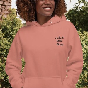 Bluza z kapturem Violent Little Thing Dusty Rose | Bluza z kapturem Romantic Fantasy | Bluza Bookish | Ubrania inspirowane ACOTAR | Bluza z kapturem unisex Cosy