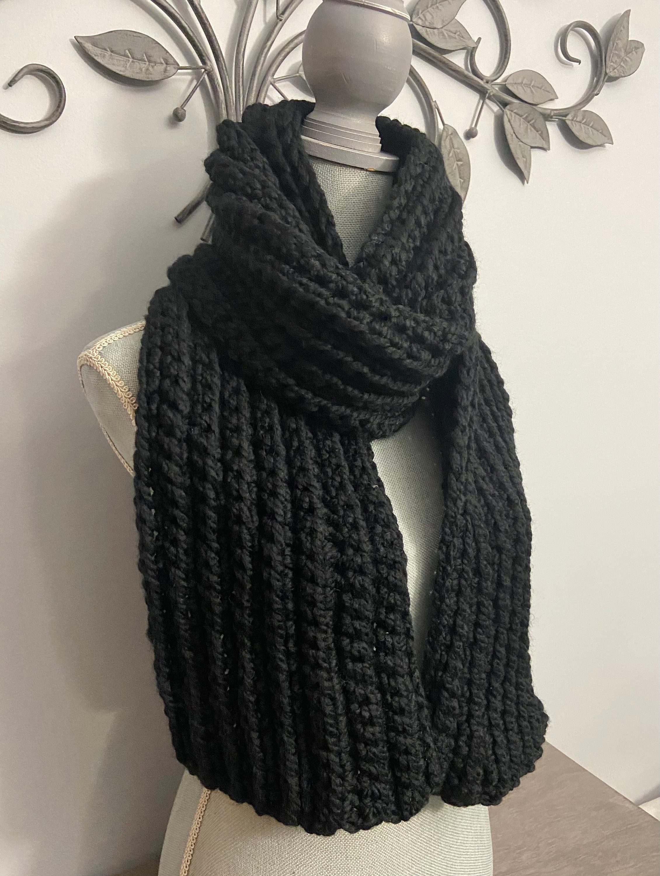 可愛いクリスマスツリーやギフトが！ Mega Scarf, Chunky Scarf, Wool Scarf, Crochet Scarf in Black 小物