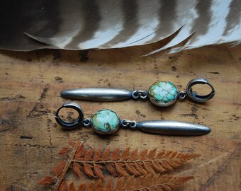 Boucles pendantes Kalon turquoises serties goutte en argent 925