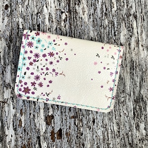 Cartera para tarjetas de cuero hecha a mano con flores delicadas y dos bolsillos con interior de flores