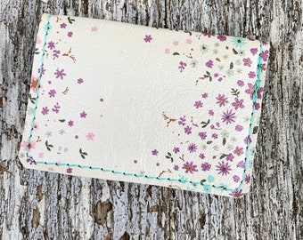 Cartera de tarjetas de 2 bolsillos con flores delicadas de cuero hecha a mano con interior verde azulado