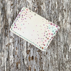 Cartera para tarjetas de cuero hecha a mano con flores delicadas y dos bolsillos con interior rosa