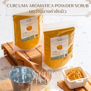 Puede incluir: Dos bolsas transparentes de exfoliante en polvo Curcuma Aromatica, con el texto "Gentle Petals" en la etiqueta. Una cuchara de madera, un pequeño cubo de metal y un pequeño cuenco cuadrado blanco lleno de polvo amarillo también son visibles.