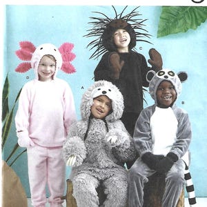 Op de afbeelding: Simplicity Costuums patroon met vier kinderen in dierenkostuums: een axolotl, een luiaard, een stekelvarken en een maki. Het patroon bevat maten Euro. 3-8. De kostuums zijn ontworpen en gedrukt in de VS.