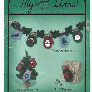 以下が含まれることがあります： 「My Time」と「Warm Hands」の文字が入った、緑と黒の紙工作パターン。窓のガーランド、ツリーオーナメント、ギフトトッパーが写っており、すべてホリデーをテーマにしたミトンデザインが特徴です。