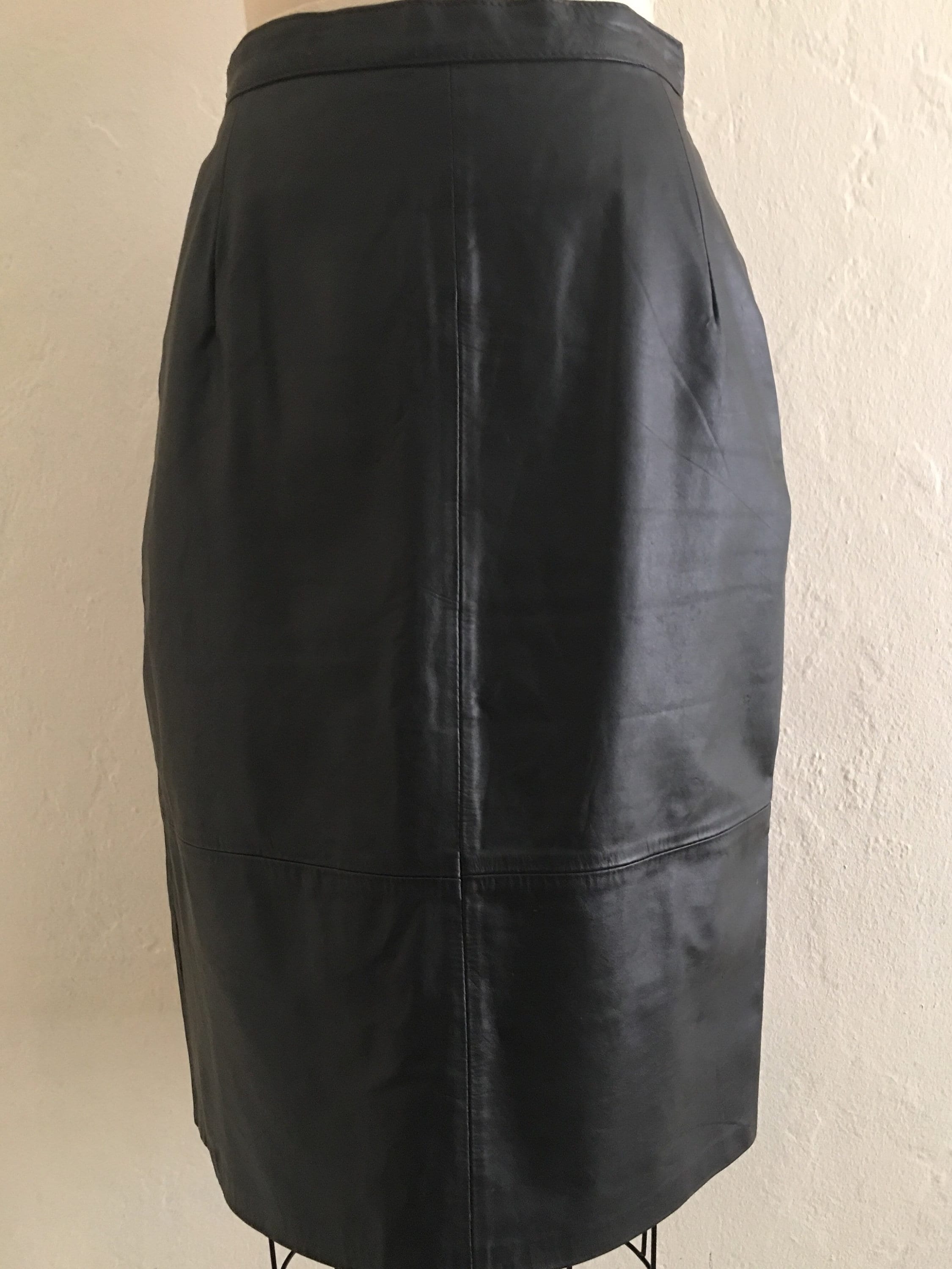 vintage 80's black leather skirt // leather knee length skirt