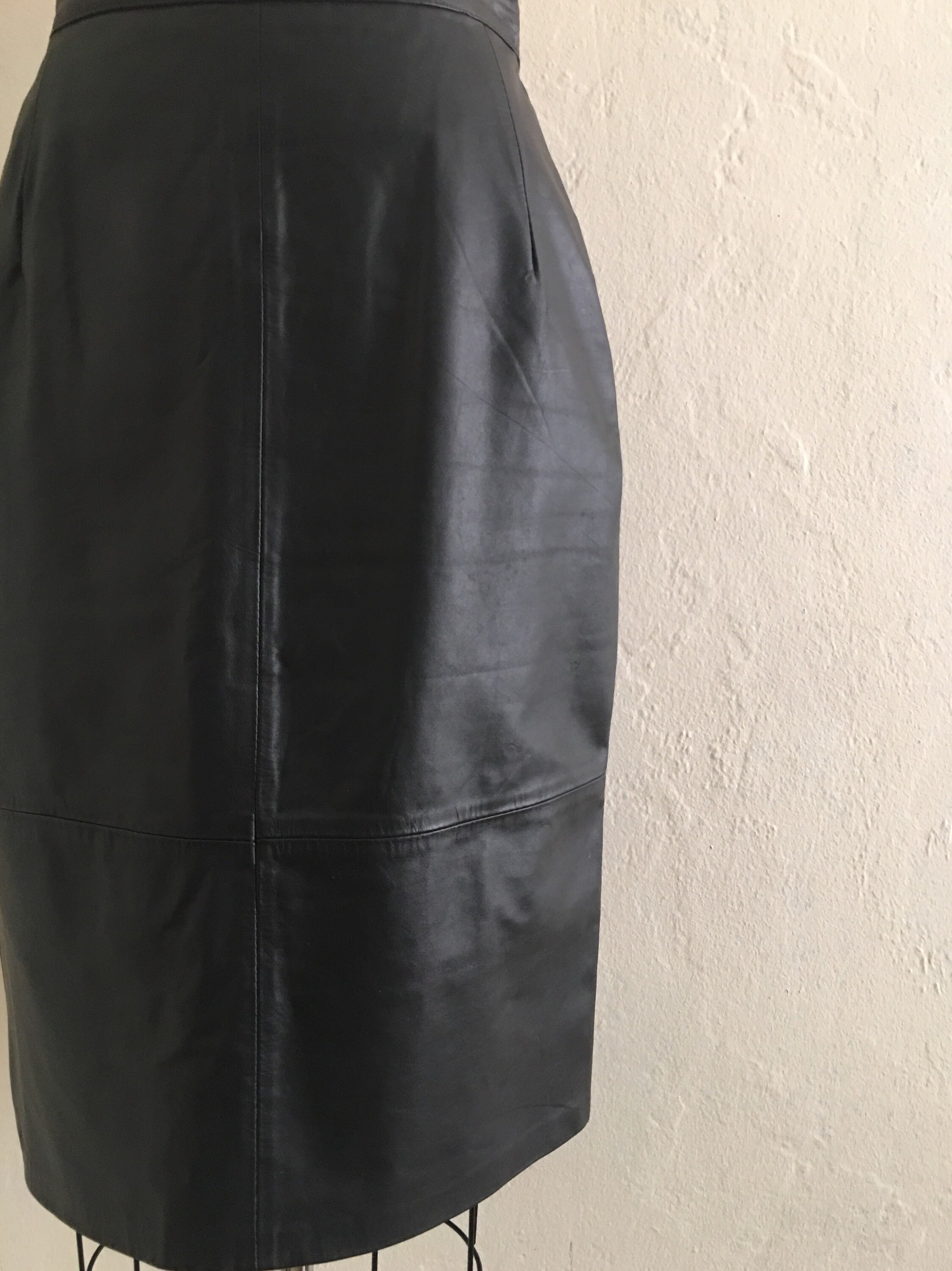 vintage 80's black leather skirt // leather knee length skirt