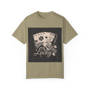 Camiseta retro de casino de la suerte, camiseta unisex de juego, regalo para amantes del póker, diseño de cartas vintage, ideal para noches de juego, regalo para jugadores.