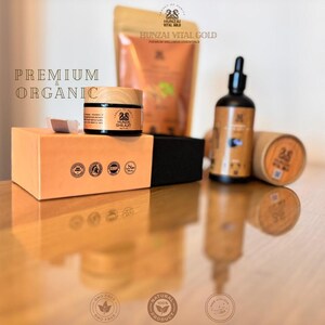 以下が含まれることがあります： Hunzai Vital Goldのプレミアムウェルネス製品の品揃え。画像には、瓶、スポイト付きボトル、ポーチ、円筒形の容器が写っています。製品は「Premium & Organic」の文字が入った木製の表面に表示されています。