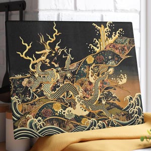 Puede incluir: Una taza de cerámica blanca con un asa negra y el texto "But First, Coffee" en negro, con una fuente de estilo manuscrito. La taza está sobre una superficie blanca.