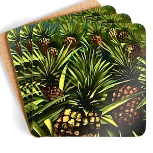 Puede incluir: Un juego de posavasos cuadrados con respaldo de corcho. Los posavasos presentan un diseño tropical vibrante de piñas y exuberante follaje verde. El diseño de la piña tiene tonos de amarillo, marrón y verde. Los posavasos están apilados sobre un fondo blanco.