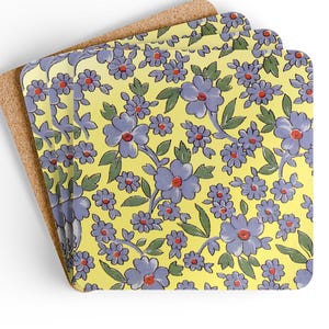 Juego de 4 posavasos de corcho con diseño floral, ideal como regalo de inauguración de la casa, para la mesa de centro o para fiestas.