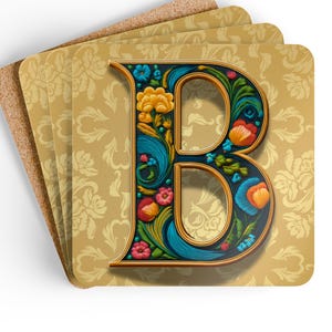 Puede incluir: Juego de cuatro posavasos decorativos. Cada posavasos presenta un diseño floral dentro de la letra "B". La letra está delineada en dorado y rellena con flores azules, amarillas y rojas. El fondo es un patrón de damasco dorado.