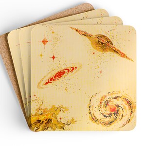 Puede incluir: Juego de cuatro posavasos cuadrados con respaldo de corcho. Cada posavasos presenta una ilustración de estilo vintage de galaxias, planetas y estrellas en tonos amarillos, rojos y naranjas sobre un fondo crema. Los posavasos están apilados en ángulo.