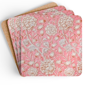 Puede incluir: Juego de cuatro posavasos cuadrados. Cada posavasos presenta un fondo rosa con un estampado floral en blanco y marrón claro. Los posavasos tienen un reverso de corcho. El diseño floral incluye flores grandes, hojas y tallos.