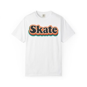 T-shirt graphique de planche à roulettes, chemise de skate vintage, t-shirt unisexe couleurs confort, cadeau pour les patineurs, chemise de patinage à roulettes, chemise de skate des années 80, t-shirt de skate image 5