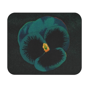 以下が含まれることがあります： 黒い背景に、ターコイズブルーのパンジーの花。中心は黒く、黄色いアクセントが付けられている。