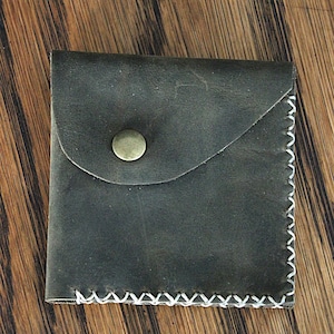 Carteira de couro simples para dinheiro. Esta carteira feita à mão tem um perfil fino para caber em qualquer bolso e é o presente perfeito para casamento ou padrinhos