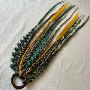 Tresses élastiques à nouer, 10 dreads foncées sur bande élastique, Cheveux façon queue de cheval, Dreadlocks synthétiques faites main, Tresses vert jaune, Fausses dreads