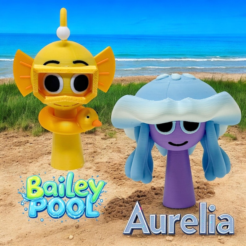 Puede incluir: Dos juguetes impresos en 3D en una playa de arena. El primer juguete es amarillo y tiene forma de buzo con un flotador de pato amarillo. El segundo juguete es una medusa azul y morada con la parte superior blanca. El texto "Bailey Pool" est&aacute; en la arena debajo del buzo y "Aurelia" est&aacute; en la arena debajo de la medusa.