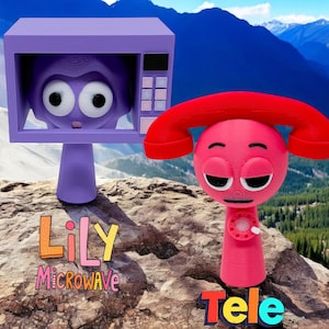 Puede incluir: Dos figuritas impresas en 3D, una con forma de microondas con una cara morada y la otra con forma de tel&eacute;fono rojo con una cara rosa. La figurita del microondas est&aacute; etiquetada como "Lily Microwave" y la figurita del tel&eacute;fono est&aacute; etiquetada como "Tele".