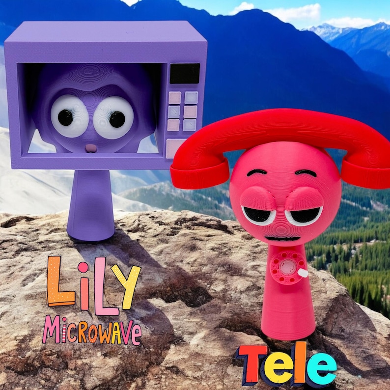 Puede incluir: Dos figuritas impresas en 3D, una con forma de microondas con una cara morada y la otra con forma de tel&eacute;fono rojo con una cara rosa. La figurita del microondas est&aacute; etiquetada como "Lily Microwave" y la figurita del tel&eacute;fono est&aacute; etiquetada como "Tele".