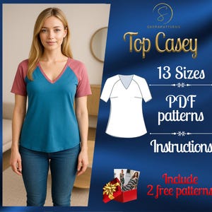 Può includere: Una donna indossa una maglietta con scollo a V verde acqua e malva e jeans blu. L'immagine include il testo "Top Casey", "13 Taglie", "Modelli PDF", "Istruzioni" e "Include 2 modelli gratuiti".