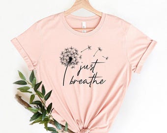 Camiseta Just Breathe, camiseta de meditación, camiseta de yoga, camiseta de relax, camiseta de diente de león, camiseta relajante, camiseta floral, camiseta de flores, camiseta de plantas