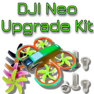 Puede incluir: Un kit de actualización DJI Neo con piezas de dron naranja, verde y negro, incluyendo hélices, tornillos y un cuerpo de dron verde y naranja. El cuerpo del dron tiene una pantalla en blanco y negro y el texto "DJI Neo Upgrade Kit" está escrito en letras verdes sobre un fondo blanco.