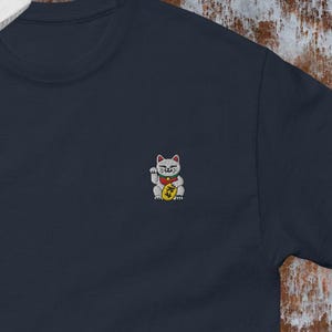 Embroidered Maneki Neko T-Shirt – Minimalist Japanese Lucky Cat Tee – Japanese Aesthetic Shirt – Good Luck Gift – Japan Inspired Clothing