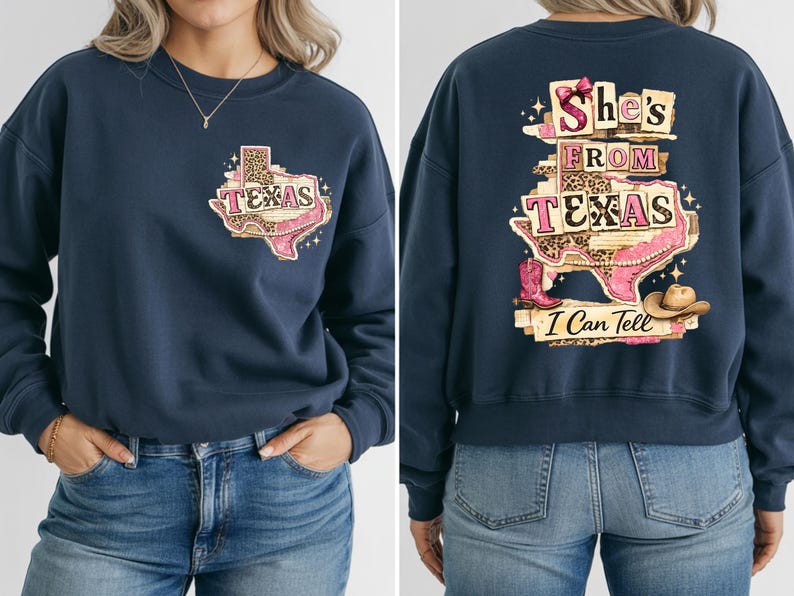 Może przedstawiać: Granatowa bluza z grafiką w kształcie Teksasu. Prz&oacute;d z napisem "Texas" z r&oacute;żowym i lampartowym wzorem. Tył z napisem "She's From Texas I Can Tell" z butem i kapeluszem kowbojskim. Swobodny top.