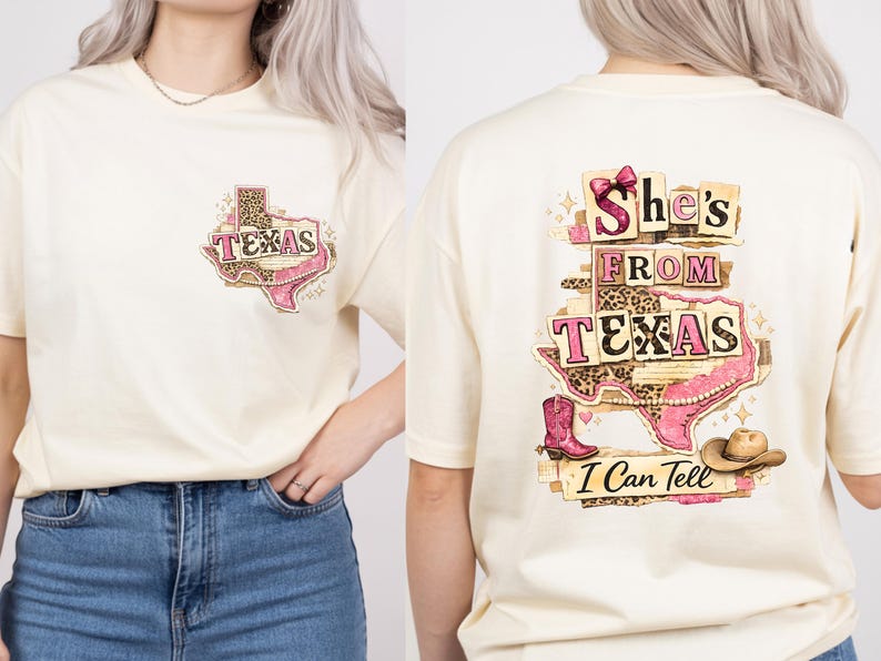 Może przedstawiać: Kremowa koszulka z grafiką w kształcie Teksasu, r&oacute;żowym butem kowbojskim i napisem "Texas". Tył koszulki przedstawia napis "She's From Texas I Can Tell" z butem kowbojskim i kapeluszem.