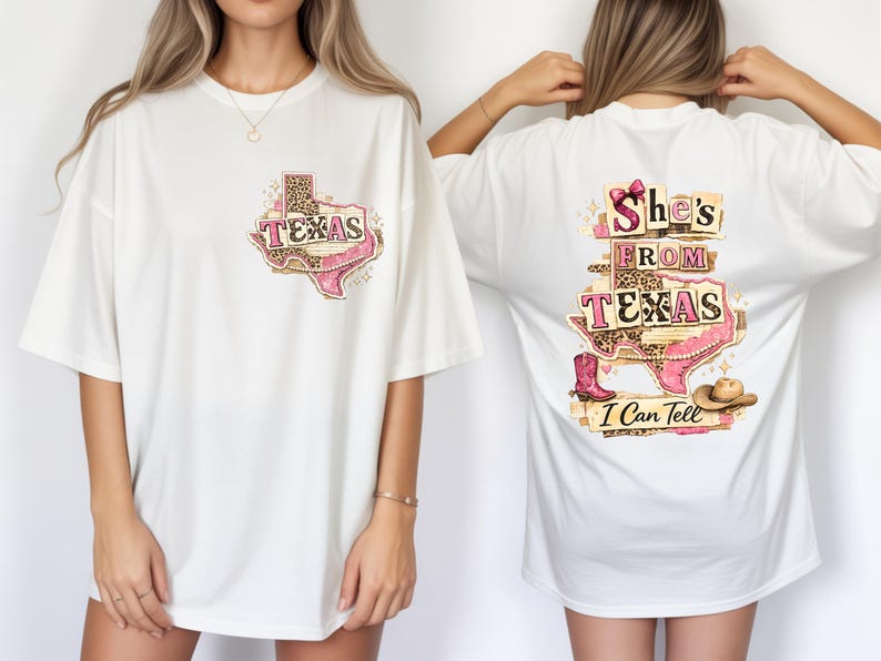 Może przedstawiać: Biała koszulka z grafiką stanu Teksas, butem kowbojskim i napisem "TEXAS" w kolorze r&oacute;żowym. Tył koszulki zawiera napis "She's From Texas I Can Tell" z butem kowbojskim i kapeluszem.