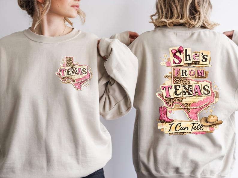 Może przedstawiać: Beżowa bluza z grafiką w stylu Teksasu. Prz&oacute;d przedstawia kontur Teksasu ze słowem "TEXAS" oraz r&oacute;żowym i lampartowym wzorem. Tył wyświetla "She's From Texas I Can Tell" z konturem Teksasu, kowbojskimi butami i kapeluszem kowbojskim.