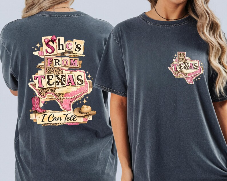 Może przedstawiać: Ciemnoszara koszulka z motywem Teksasu. Z przodu ma mały zarys Teksasu z nadrukiem w cętki i napisem "Texas". Z tyłu napis "She's From Texas I Can Tell" z zarysem Teksasu, kowbojskimi butami i kapeluszem kowbojskim.