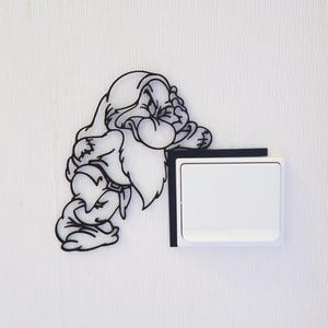 Decorazione angolare per interruttore della luce – Nano brontolone in stile cartone animato – Divertente decorazione da parete – Stampa 3D – Idea regalo originale per la casa