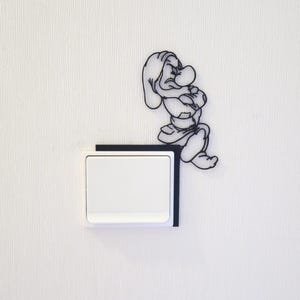 Decorazione angolare per interruttore della luce – Nano brontolone in stile cartone animato – Divertente decorazione da parete – Stampa 3D – Idea regalo originale per la casa
