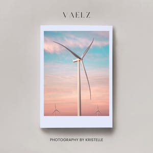 Descarga digital de turbinas eólicas al atardecer en colores pastel: arte paisajístico minimalista con cielo azul y rosa suave, estética ecológica moderna